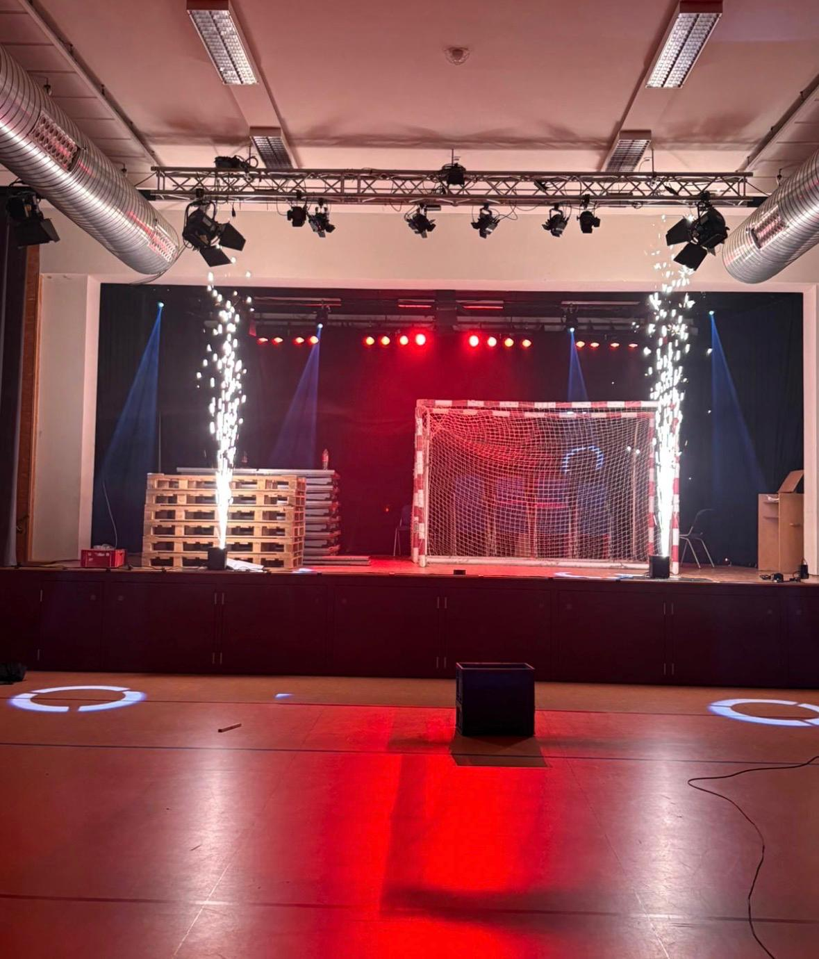 Beleuchtete Bühne mit Pyrotechnik