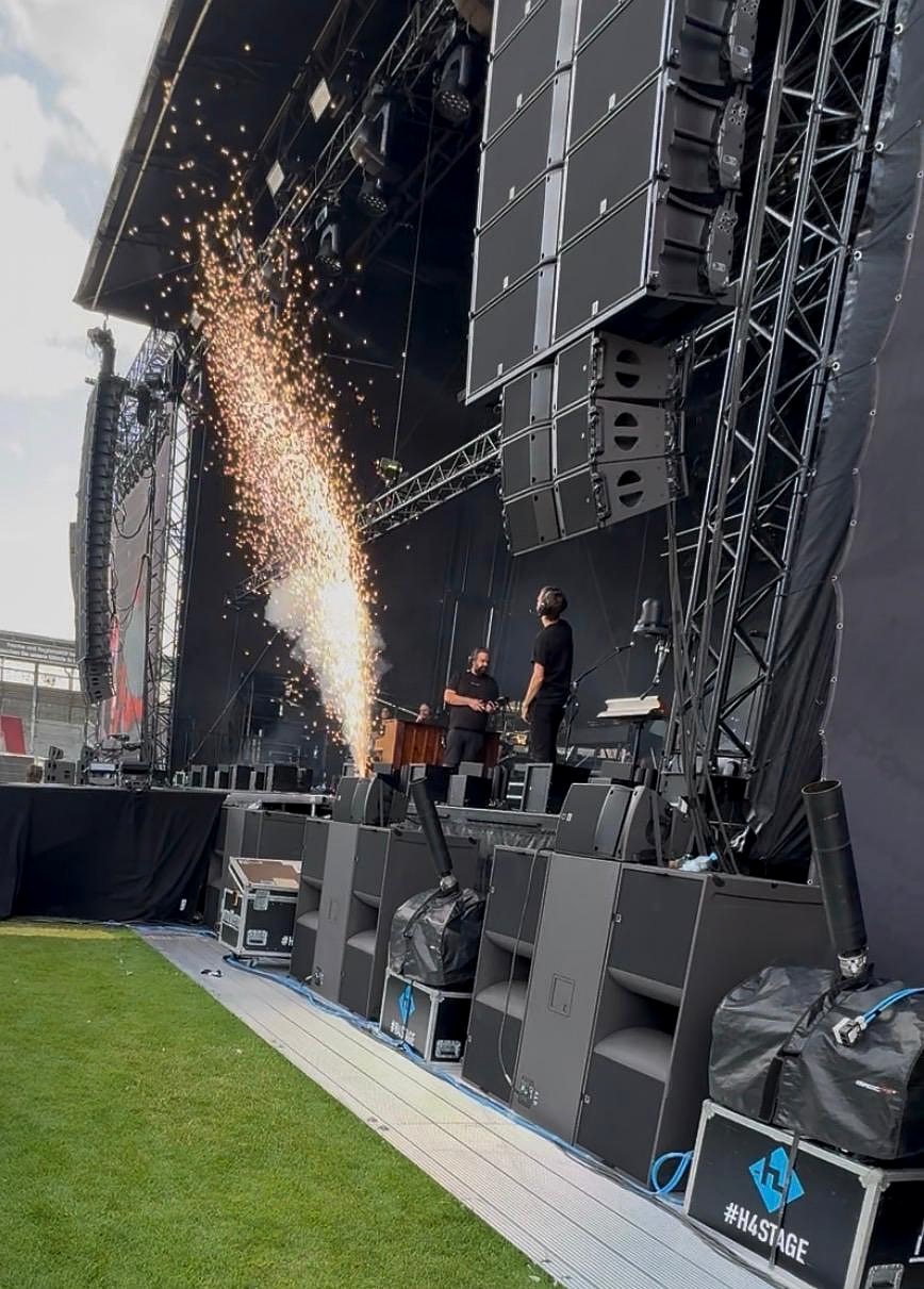 Bühne mit Pyrotechnik und Veranstaltungstechnik